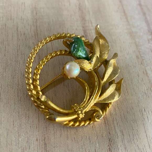 Sarah Coventry Jewelry - Sarah Coventry Brooch JADE GARDEN Gold Floral Pin